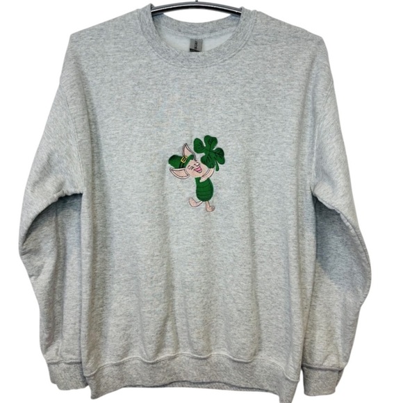 Gildan Tops - St. Patty’s Day Themed Embroidered Women’s Gray Crewneck Sweatshirt Size Medium